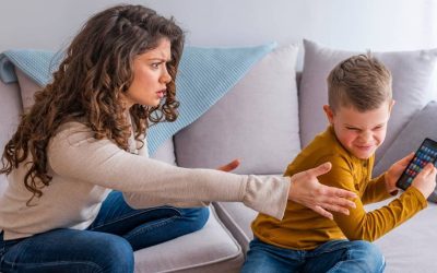 Te aduce la disperare faptul că juniorul tău EXAGEREAZĂ cu statul pe ecrane? dependenta