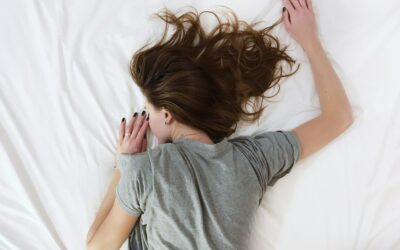 Un somn mai scurt de 7 ore pe noapte vă prăbușește nivelul de testosteron și vă distruge capacitatea de decizie. Meritau acele ore pierdute pe ecran?